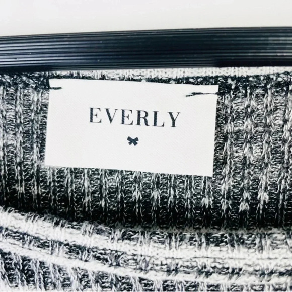 Everly Gray Striped Tunic Top Size Large - Picture 6 of 6